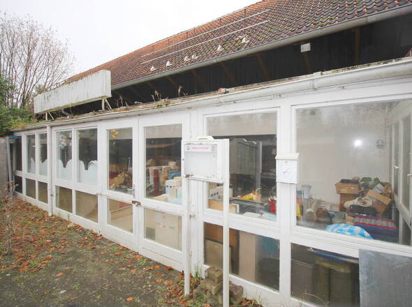 Blick auf früheren Wi.garten mit dahinterliegendem Restaurant