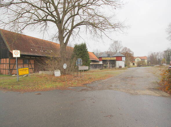 Blick auf großesHauptgebäude mit Parkplatz an der B4