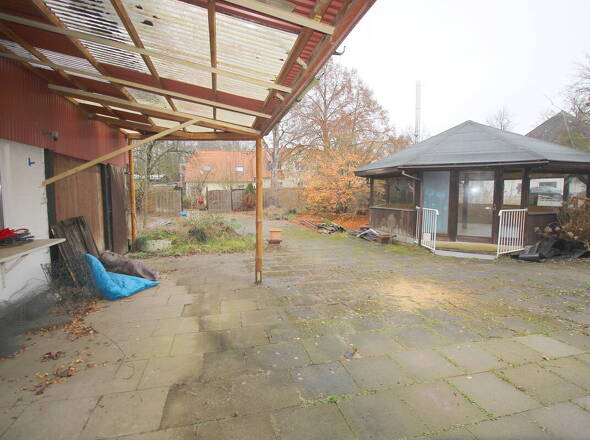Blick vom überdachten Hauptgebäude rechts auf Pavillon