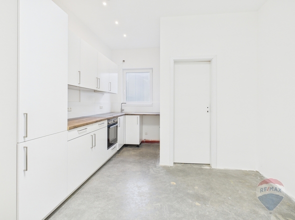 Küche mit Zugang Versorgungsraum