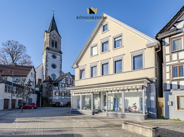 Das schmucke Vorderhaus ziert den historischen Ortskern. 