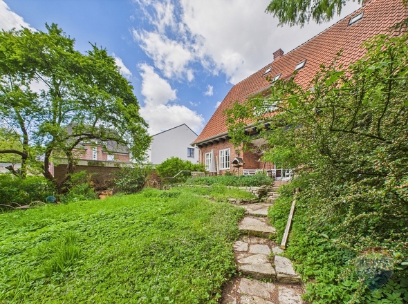 Hausblick aus dem Garten