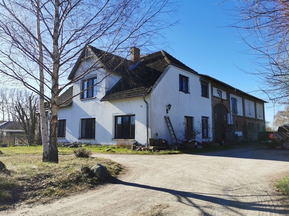 Das Haus mit der Ansicht von der Auffahrt