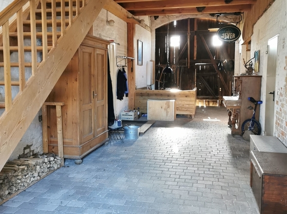 Die Tenne mit der Treppe in das Dachgeschoss