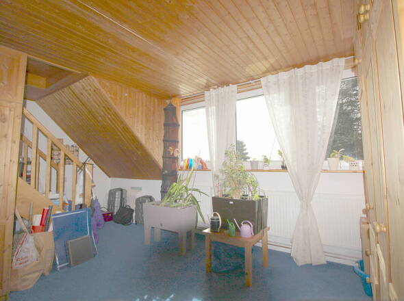 Atelierbereich mit 3 großen Sonnenfenstern