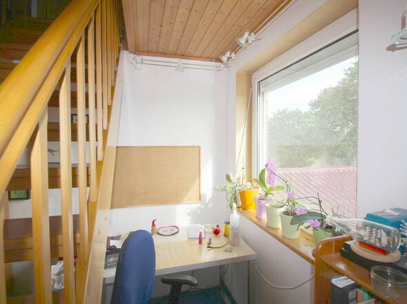 Büroecke hinter Aufgang zum beheizbaren Spitzboden