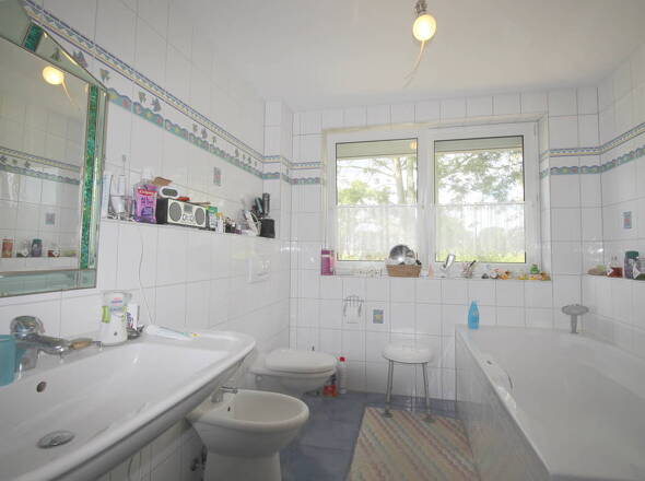 Masterbad mit Wanne u. Bidet Haupthaus OG