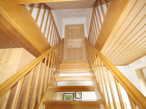 Treppe OG ins abgeschlossene DG