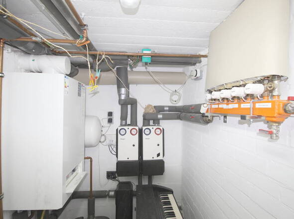 Gas-Brennwerttherme (Sieger) u. Fußbodenerwärmung Vollkeller Haupthaus