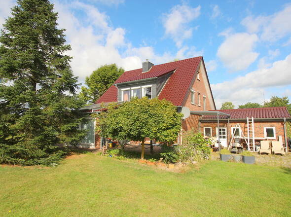 Gartenblick auf Haupthaus u. Doppelgarage