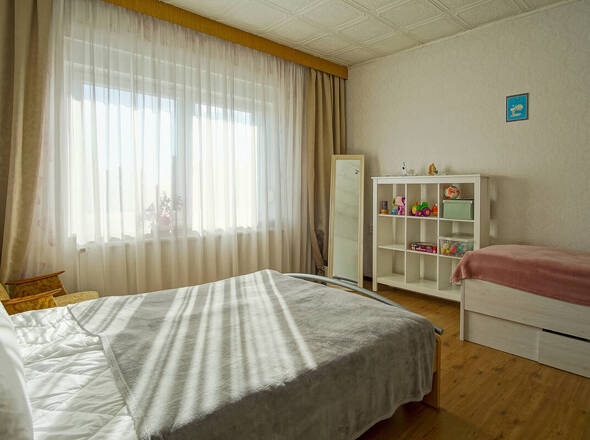 großes Zimmer im Obergeschoss 1