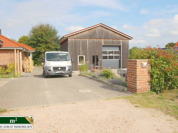Großzügiger Einfahrtsbereich zur Werkstatt