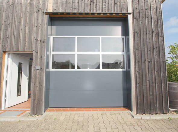 Großes Rolltor zum Werkstattbereich