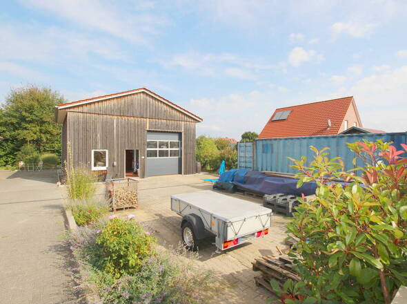 Werkstatt mit gr. Rolltor zur Hebebühne, sep. Container u. Freifläche