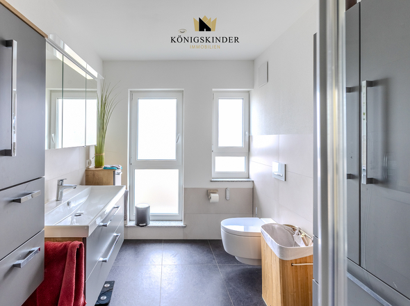 Modernisiertes Tageslichtbad mit bodengleicher Dusche (Wohneinheit 1)