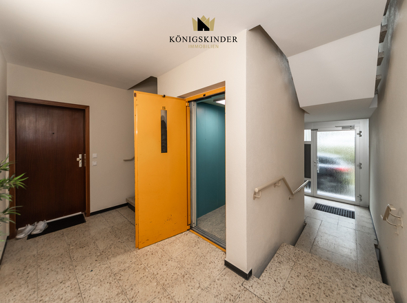 Treppenhaus mit Aufzug