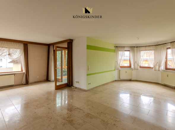 ...in den großen Ess- und Wohnbereich...