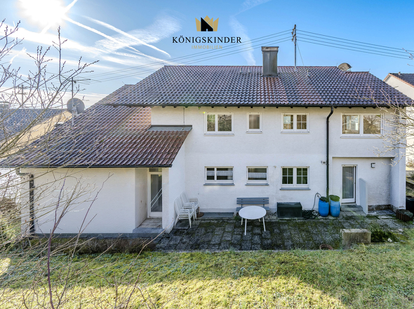 Gartenseite mit Terrasse