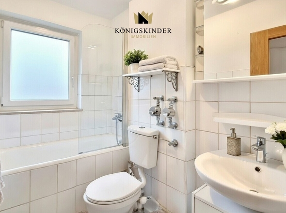 Ein Ort zum Wohlfühlen – helles Badezimmer mit Fenster