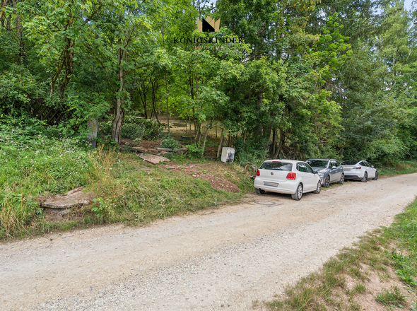 Parkplätze vor dem Grundstück