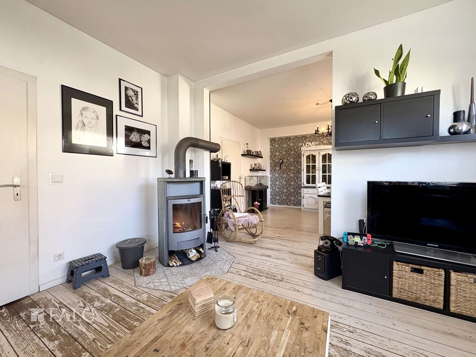 Wohnzimmer mit Kamin