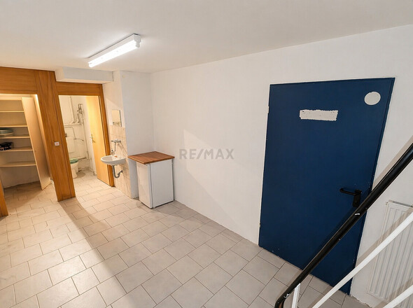 Toilette und Keller Zugang