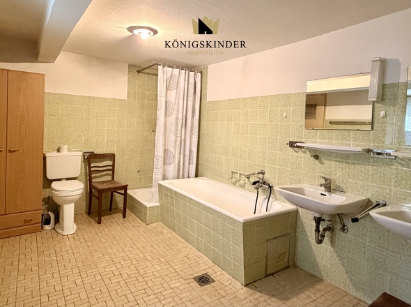 großes Badezimmer