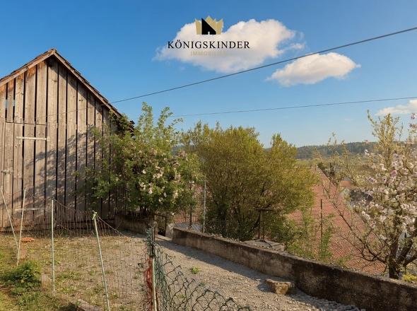 Kleiner Garten oberhalb der Mauer