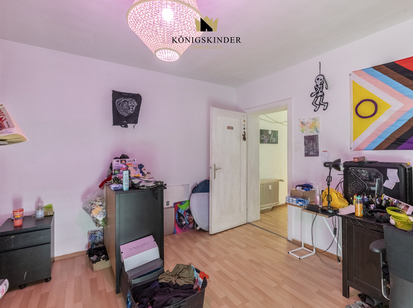 Großzügiges Zimmer mit vielseitiger Nutzungsmöglichkeit