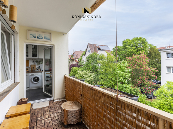 Großzügiger Balkon mit Blick ins grüne Wohnumfeld