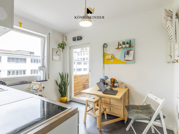 Wohn-/Essbereich mit Zugang zum Balkon
