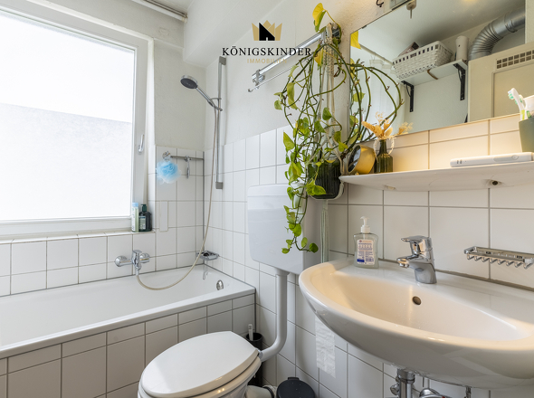 Gepflegtes Badezimmer mit Dusche