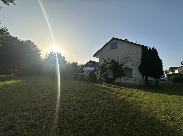 Bauplatz neben Haus