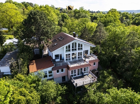 Uneinsehbarer Hofbereich mit Garagen und Carport