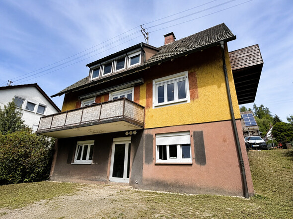 Hausansicht – mit KI aufgeräumt