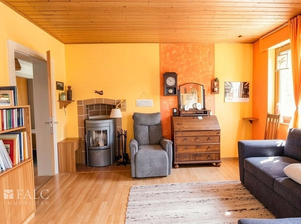 Wohnzimmer mit Holzkamin
