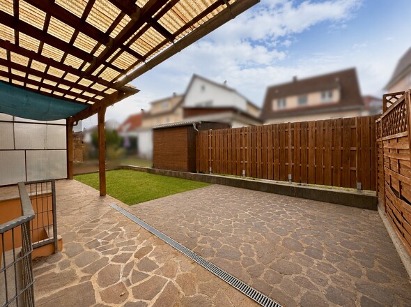 Hauseingang_Terrasse_Garten_Aufgeräumt durch KI!