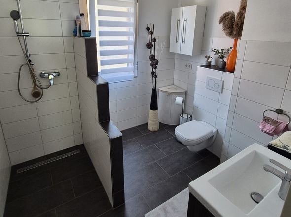Bad mit Dusche + WC 2. OG