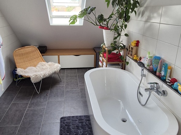 Bad mit Wanne + WC im DG