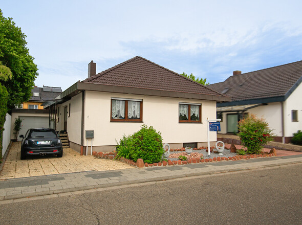 Bungalow Außen mit Garage