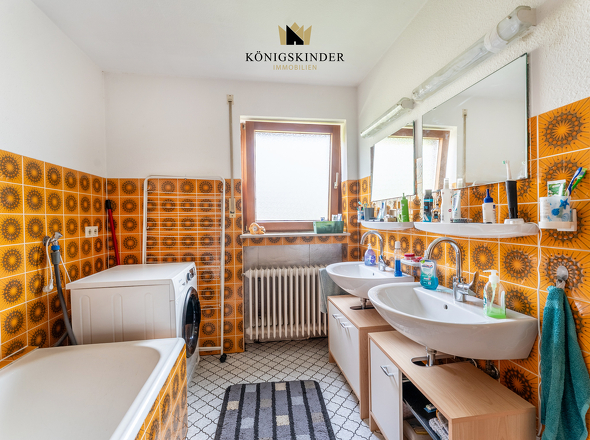 EG: Badezimmer mit Badewanne & Dusche & Doppelwaschbecken