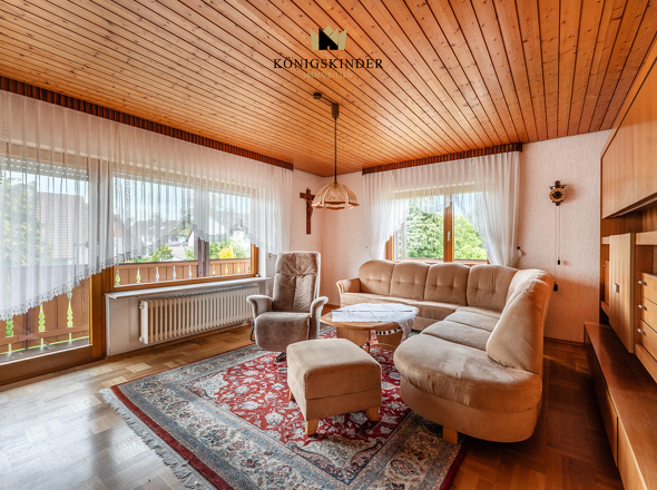 OG: Wohnzimmer mit Zugang zum Balkon 