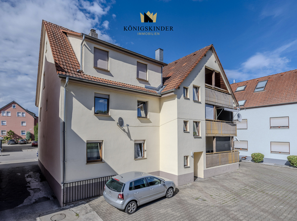 Blick auf die ruhige Hausrückseite mit den Außenbereichen des Dreifamilienhauses.