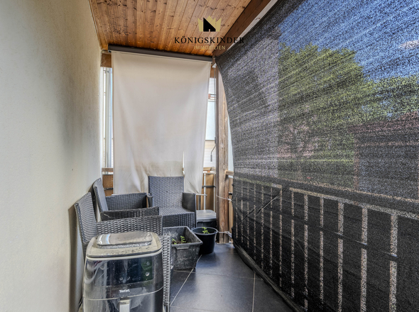 Der Balkon erweitert den Wohnraum und schafft zusätzlichen Freiraum im Alltag.