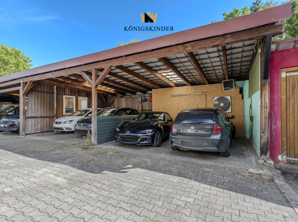 Zwei Carports bieten komfortable und wettergeschützte Stellplätze direkt am Haus.