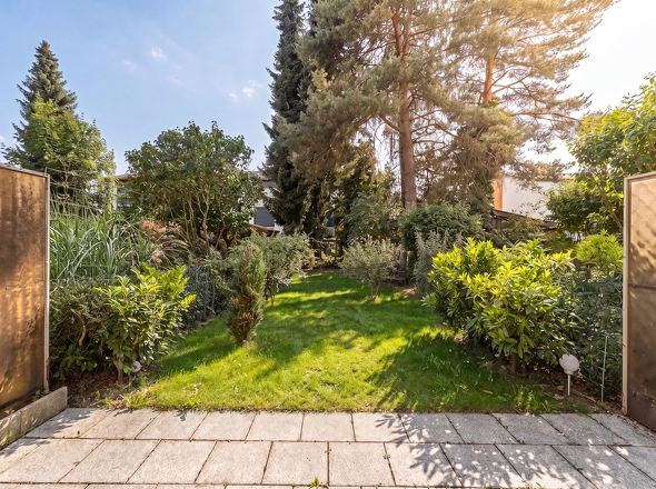 Terrasse und Garten (mit KI bearbeitet)