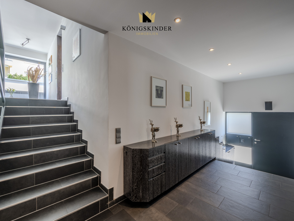 Das offene Treppenhaus verbindet die Split-Level-Ebenen.