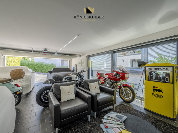 Luxusgarage, Office oder Freizeitraum: Dank Tageslicht, Fußbodenheizung und unsichtbar integrierter Hebebühne ist hier nahezu alles möglich. 