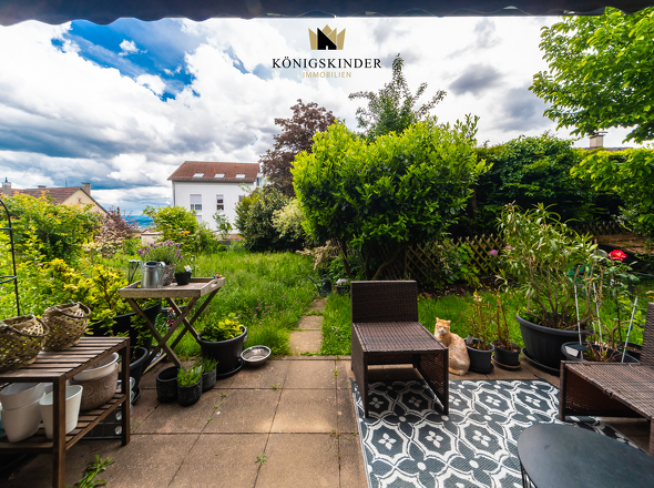 Terrasse mit angrenzendem Garten