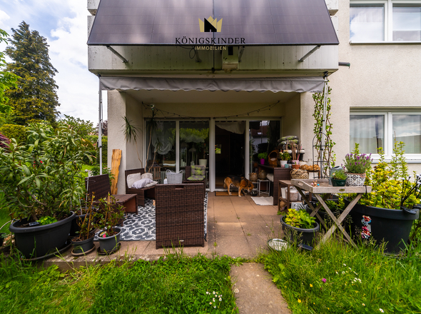 Terrasse mit angrenzendem Garten